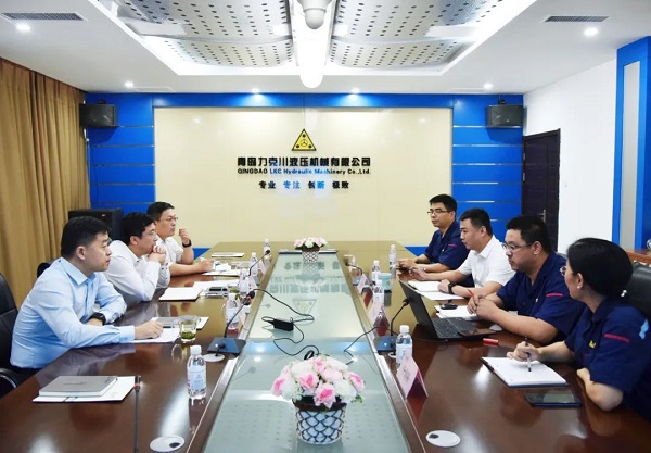 为高质量发展赋能！青岛高新区李天传主任至力克川液压调研2.jpg